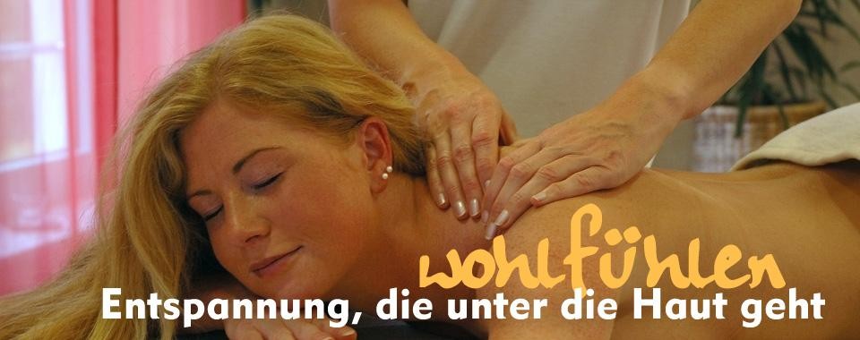 Badegast entspannt bei einer Rückenmassage Badegast entspannt bei einer Rückenmassage