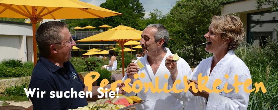 Badegäste genießen frisches Obst im Saunagarten Badegäste genießen frisches Obst im Saunagarten