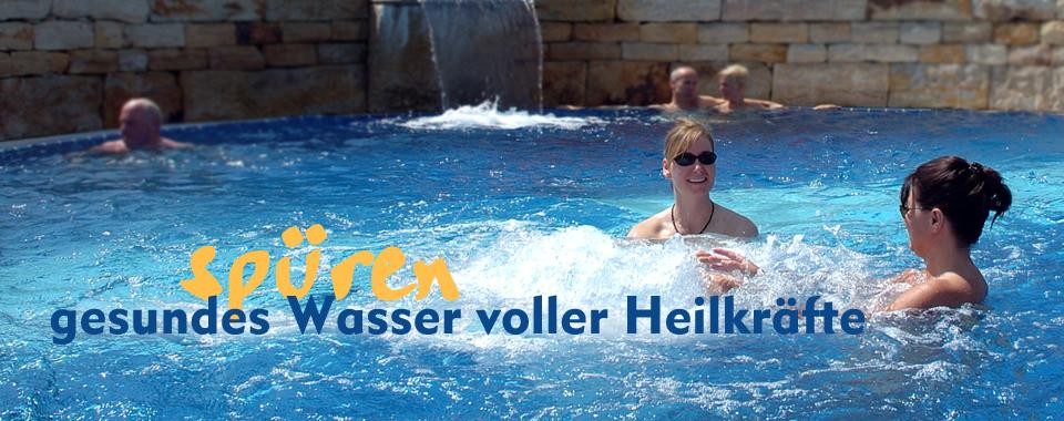 Badegäste im Saunapool des Saunagartens Badegäste im Saunapool des Saunagartens