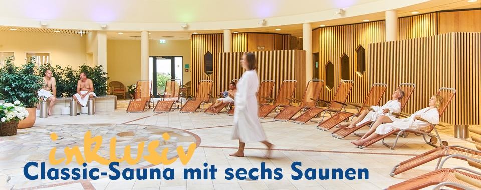 Drei Gäste auf Liegestühlen, ein laufender Gast und zwei Gäste am Fußkneippbecken im Ruheraum Atrium im Classic-Saunabereich Drei Gäste auf Liegestühlen, ein laufender Gast und zwei Gäste am Fußkneippbecken im Ruheraum Atrium im Classic-Saunabereich