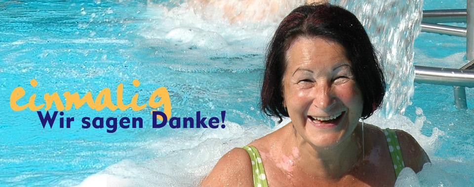 ältere Dame im Wasser unter Sprudler ältere Dame im Wasser unter Sprudler