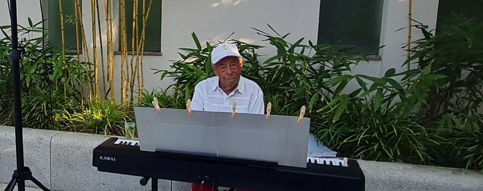 Roland Graner am Klavier Roland Graner am Klavier