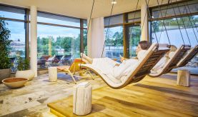 Ruheraum mit Schwebeliegen im Saunagarten Ruheraum mit Schwebeliegen im Saunagarten