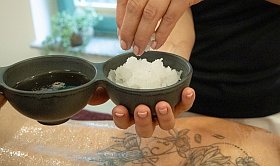 Badegast entspannt bei einer Rückenmassage