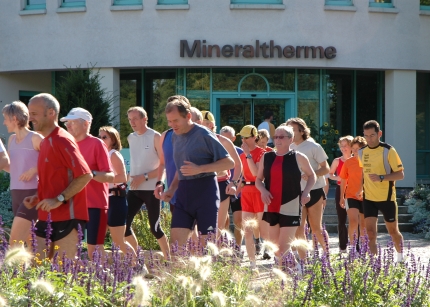 Jogger des Lauftreffs beim Start vor der Mineraltherme Böblingen Jogger des Lauftreffs beim Start vor der Mineraltherme Böblingen