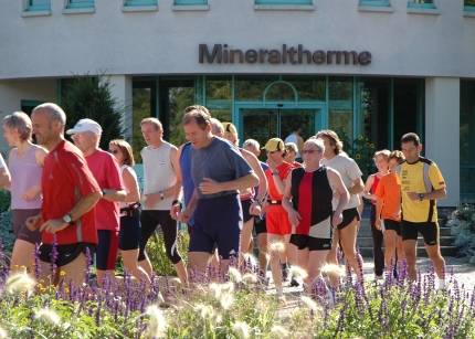 Jogger des Lauftreffs beim Start vor der Mineraltherme Böblingen