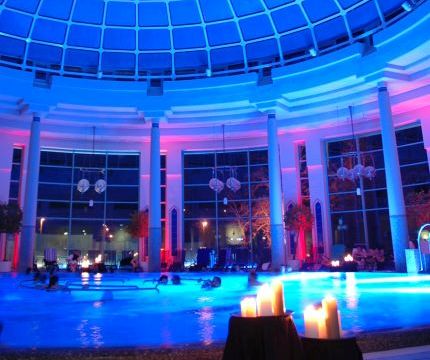 Thermalbadebereich im Kerzenschein