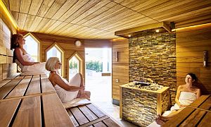 Drei sitzende Gäste in der Saunakabine - Kräutersauna