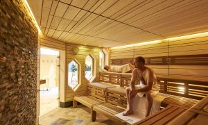 Ein sitzender und ein liegender Gast in der Saunakabine - Softsauna