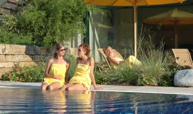 Badegäste am Saunapool im Saunagarten Badegäste am Saunapool im Saunagarten