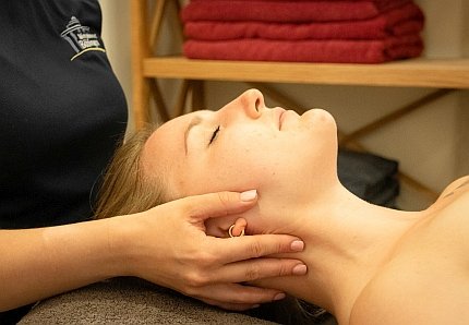 Badegast entspannt bei einer Rückenmassage Badegast entspannt bei einer Rückenmassage