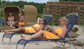 Zwei Gäste auf Liegestühlen, zwei Gäste in Strandkörben - Dünendeck im Saunagarten