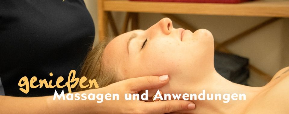 Badegast entspannt bei einer Rückenmassage Badegast entspannt bei einer Rückenmassage